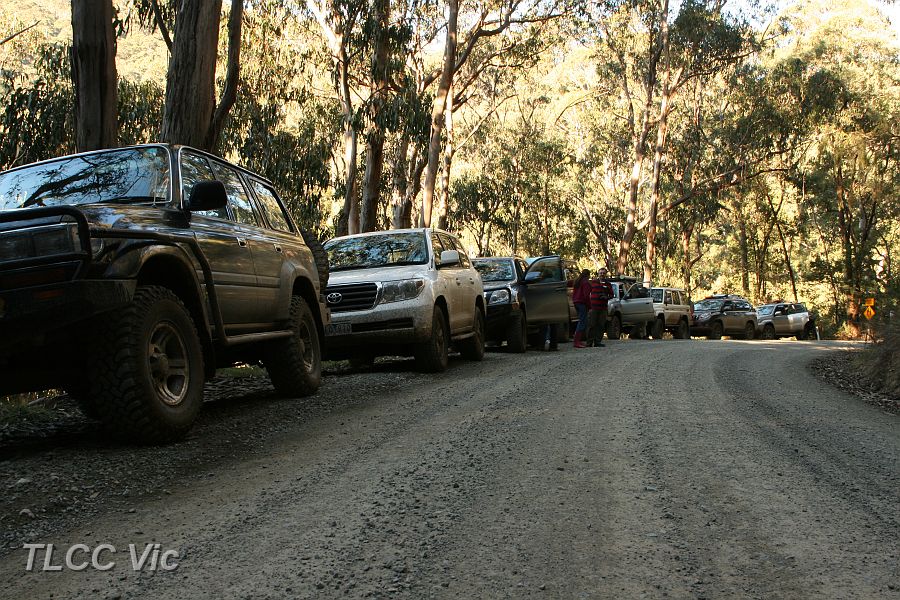 05-Convoy stops on Snobs Creek Rd.JPG